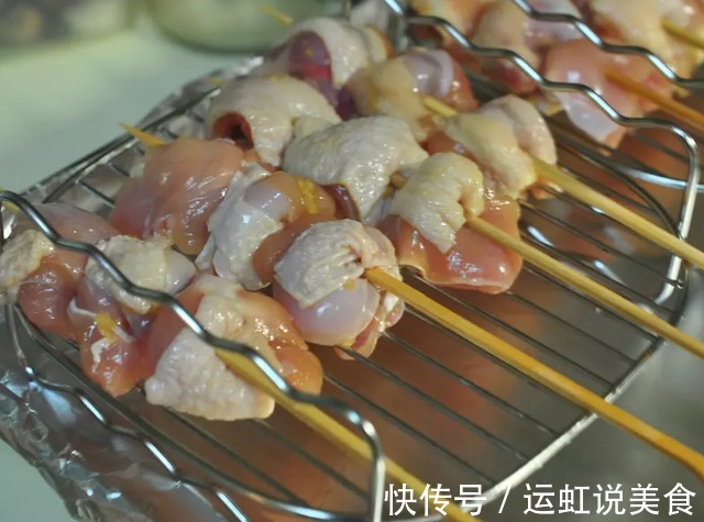 居家必备小吃！大叔教你烤鸡肉串，外焦里嫩，香气扑鼻，超好吃~！