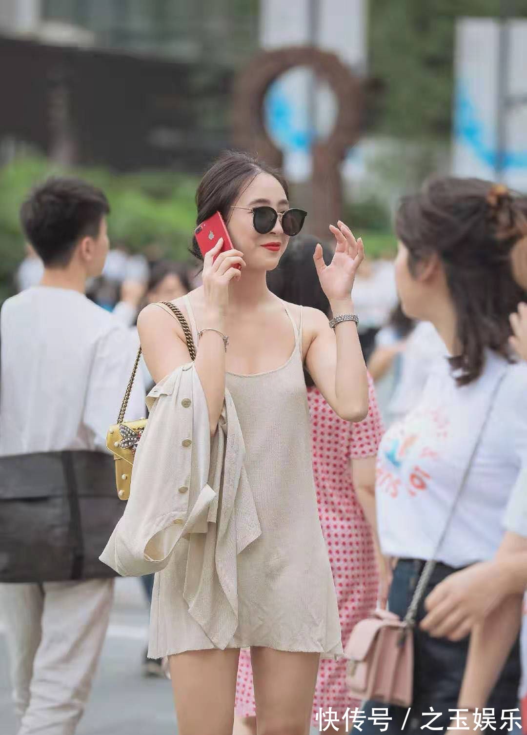 穿搭 非常温柔显气质的穿搭,米白色吊带裙+开衫,让你轻轻度过一周哦