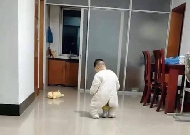 神兽|妈妈称自家宝宝是“四脚神兽”,网友困惑,看到宝宝照片笑翻了