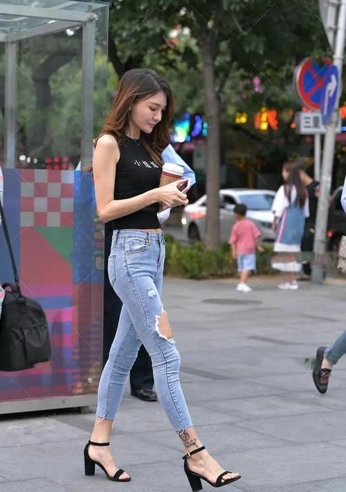 修身短袖 黑色修身短袖搭配浅色带孔牛仔裤,时尚精致,简约大方