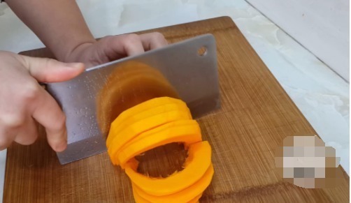 麻花|1个南瓜，2个鸡蛋，不用一滴水，做法比麻花简单，比南瓜饼都好吃