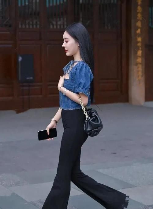 小姐姐 牛仔裤搭配简单的上衣，就能轻松，打造纤细双腿