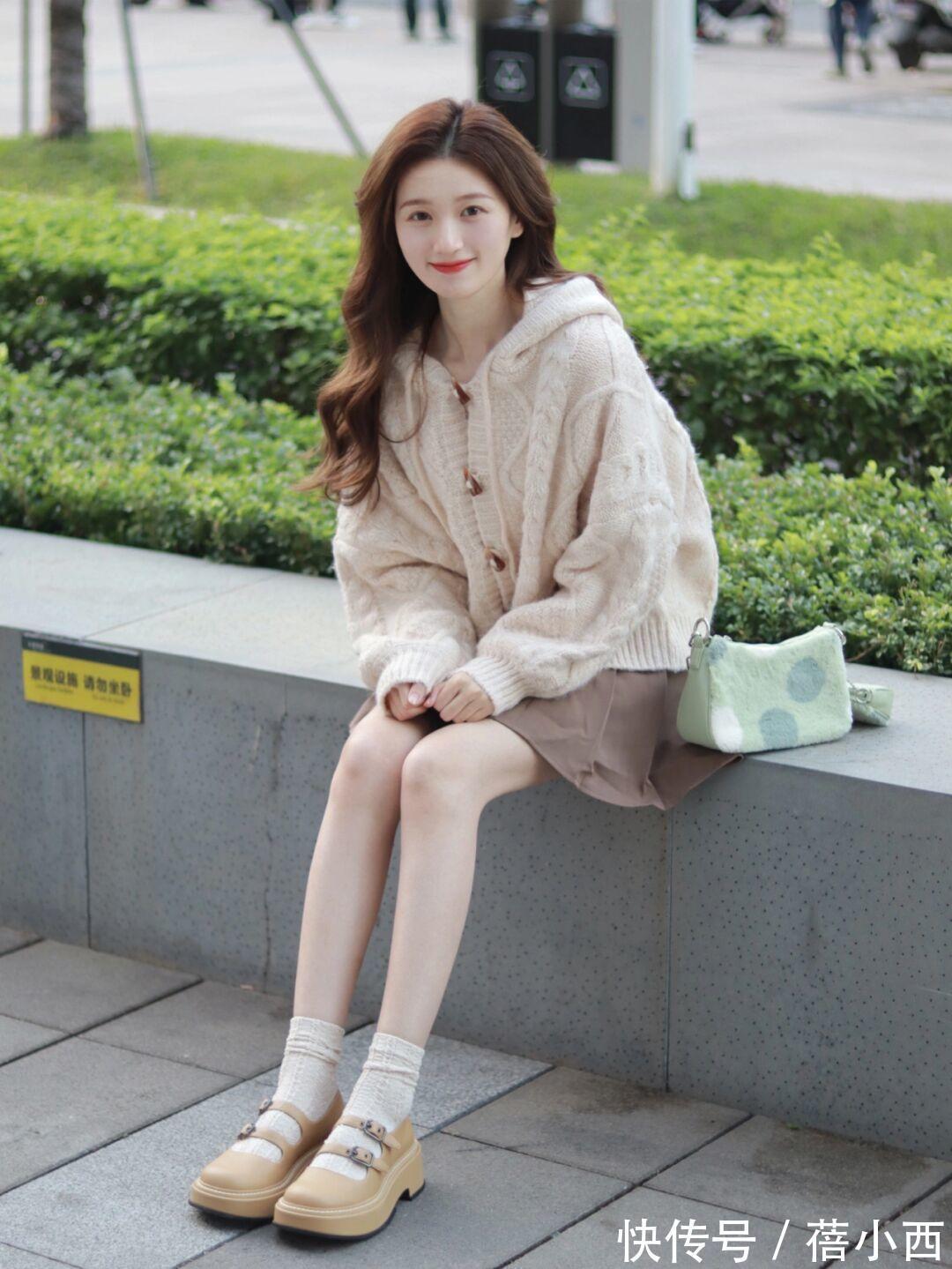 牛角扣|紧身裤过时了,这个冬季流行“毛衣+半身裙”,轻松穿出不俗气质