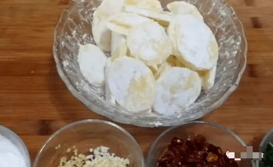  轻松|铁板土豆片，新手都能轻松做，几块钱就能做一盘！