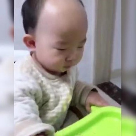 高鼻梁|2岁儿子乖巧吃饭,“地中海”发型太吸睛,网友:上辈子是个阿哥