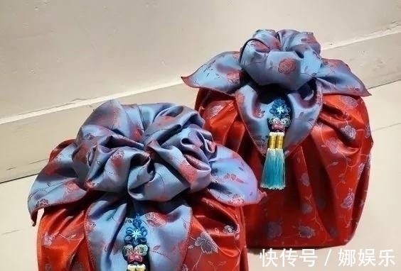 一块布打两个结,变身大容量高颜值收纳包,几十种折法好强大