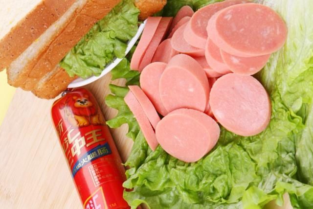 做法|火腿肠不要直接吃，教你3种简单做法，香辣又过瘾，上桌就被扫光