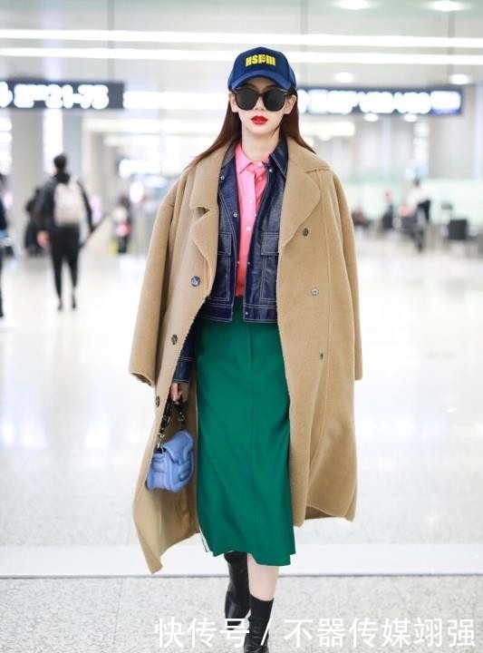 今年大衣流行这样穿,造型很显气场,内搭的处理很关键