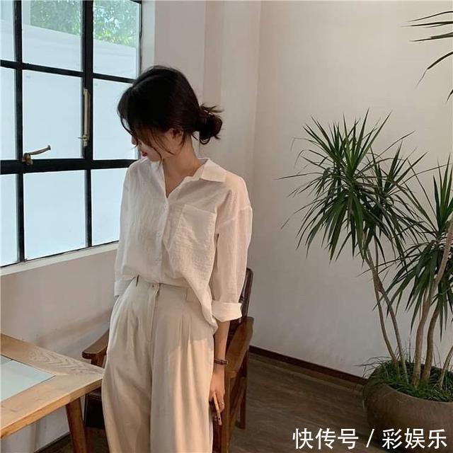 别再用白衬衫搭配西装,这3种单品和白衬衫才是绝配,气质又时髦