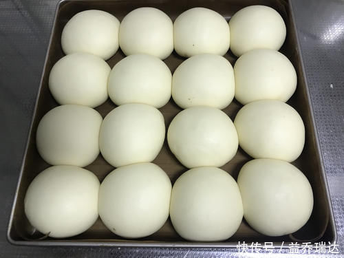最近超火的面包做法,只需一次发酵,面包蓬松暄软,放3天也不硬