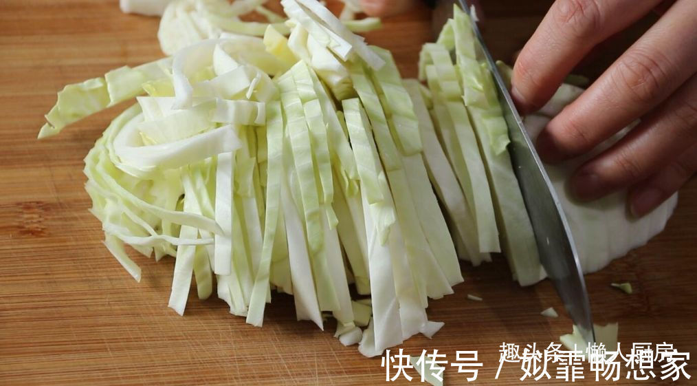 这是海鲜炒米粉的做法，加点它们一起炒，可做菜也可做主食