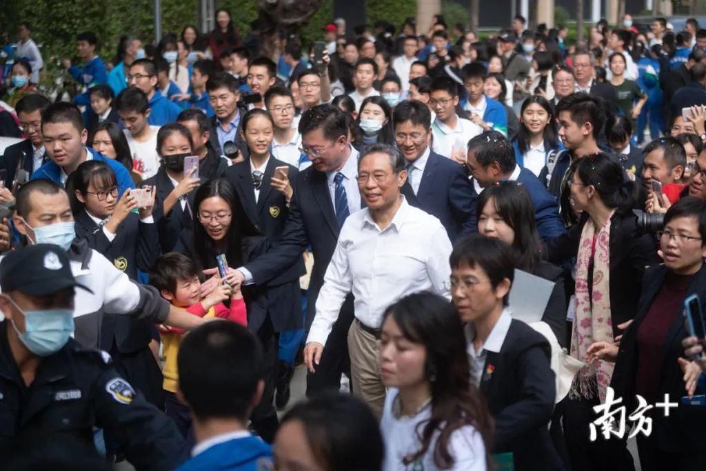 塑像|钟南山到母校为“钟南山”塑像揭幕，勉励学子学医