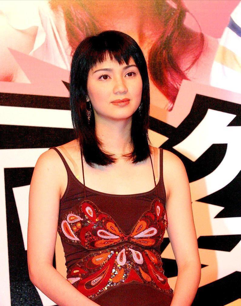 穿搭|求洪欣别再剪刘海了,虽然看着稚嫩,但是显得脸盘有点大,不太美