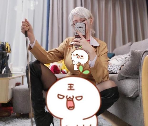 造型|腐团儿COS新造型,戴眼镜尽显御姐风,晒图超纲明显被下架