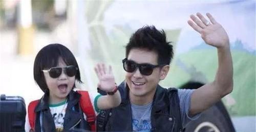 成熟|1岁萌娃“眼神”走红,姿态如40岁大叔,网友成熟与年龄无关