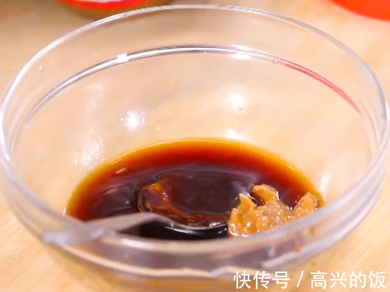河虾|炒河虾怎么做才好吃？记住要加1勺芝麻酱！嚼起来又脆又香，下酒又下饭
