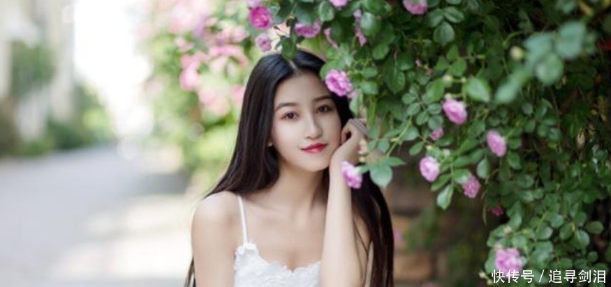笑容|她被称作最清纯的女孩,娇美容颜配上纯白连衣裙,笑容更是甜美