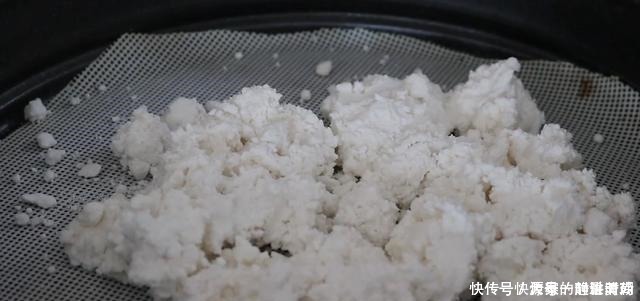 好吃|黑米别再煮粥了,一蒸一压,香甜软糯,外面买不到,太好吃了