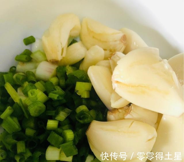 经典的家常菜青椒炒肉,清香肉香合二为一,超级下饭超美味!