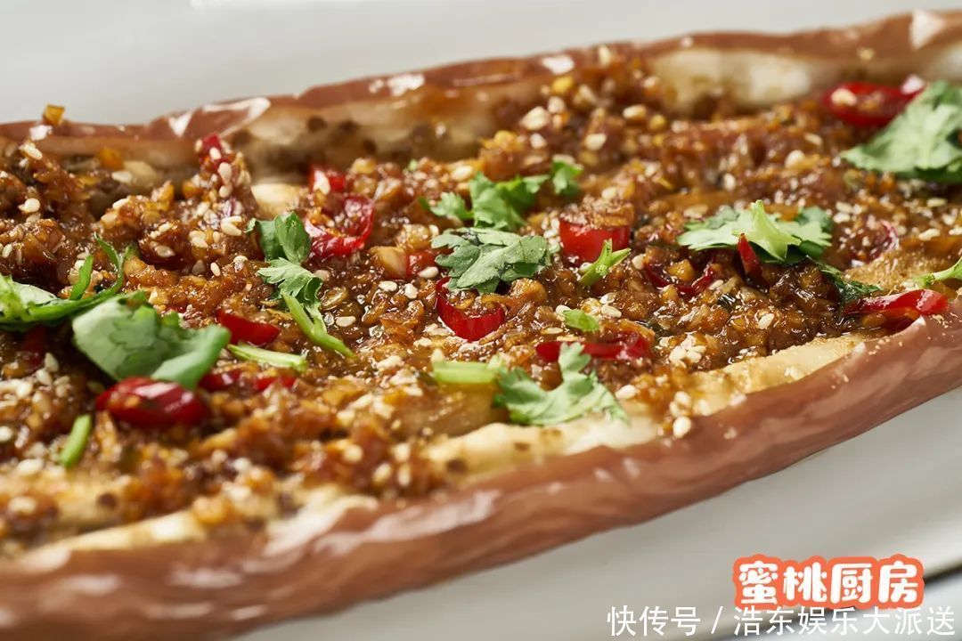 干净|茄子像这样一蒸一浇,香出新高度!皮都扒拉干净了