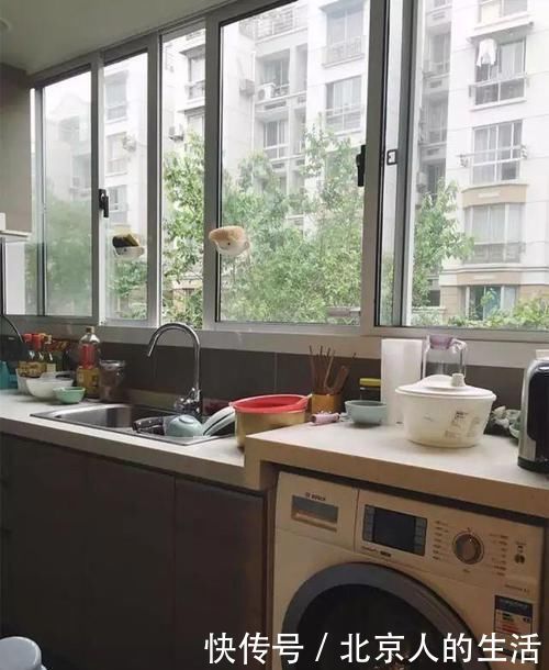 阳台上|洗衣机放厨房、阳台、卫生间哪个地方好，看完才知道放这里好