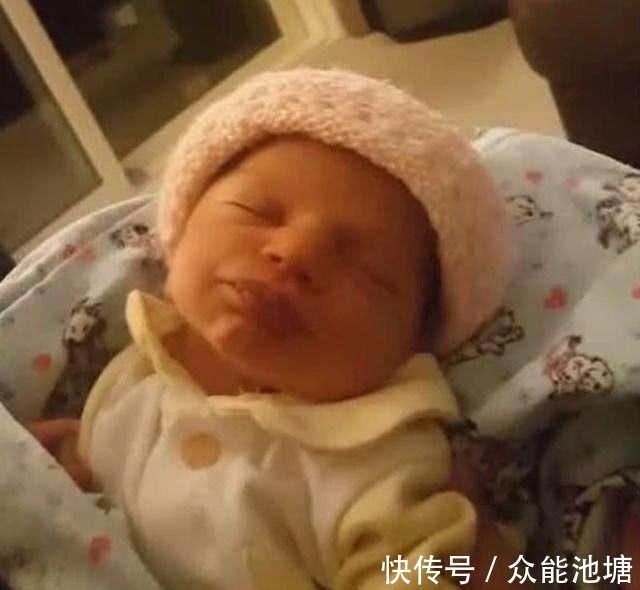 萌化|小宝宝撅起小嘴巴,妈妈亲了一口之后,宝贝的反应萌化了所有人