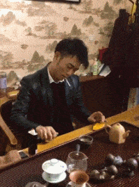 |搞笑GIF趣图:跟姐说说实话你是不是想泡姐?