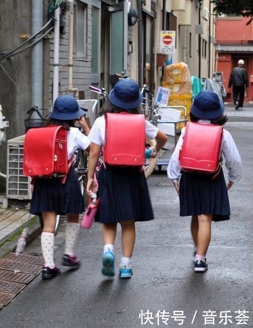 日本学生的真实生活：小学生独自上学，女生打扮时尚