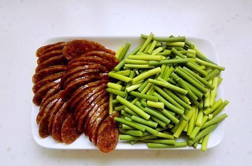 炒蒜苔时,最忌直接下锅炒,多加这1步,蒜苔翠绿鲜嫩更入味!