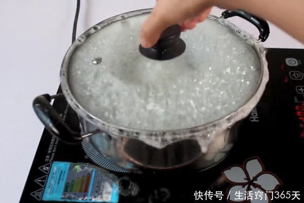 煮稀饭老是溢锅怎么办？只需加半勺“它”，稀饭爽滑香软还不溢锅