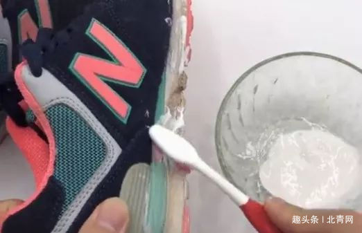 教你不用一滴水，再脏的白鞋边，两三下擦得跟新的一样，干净省力