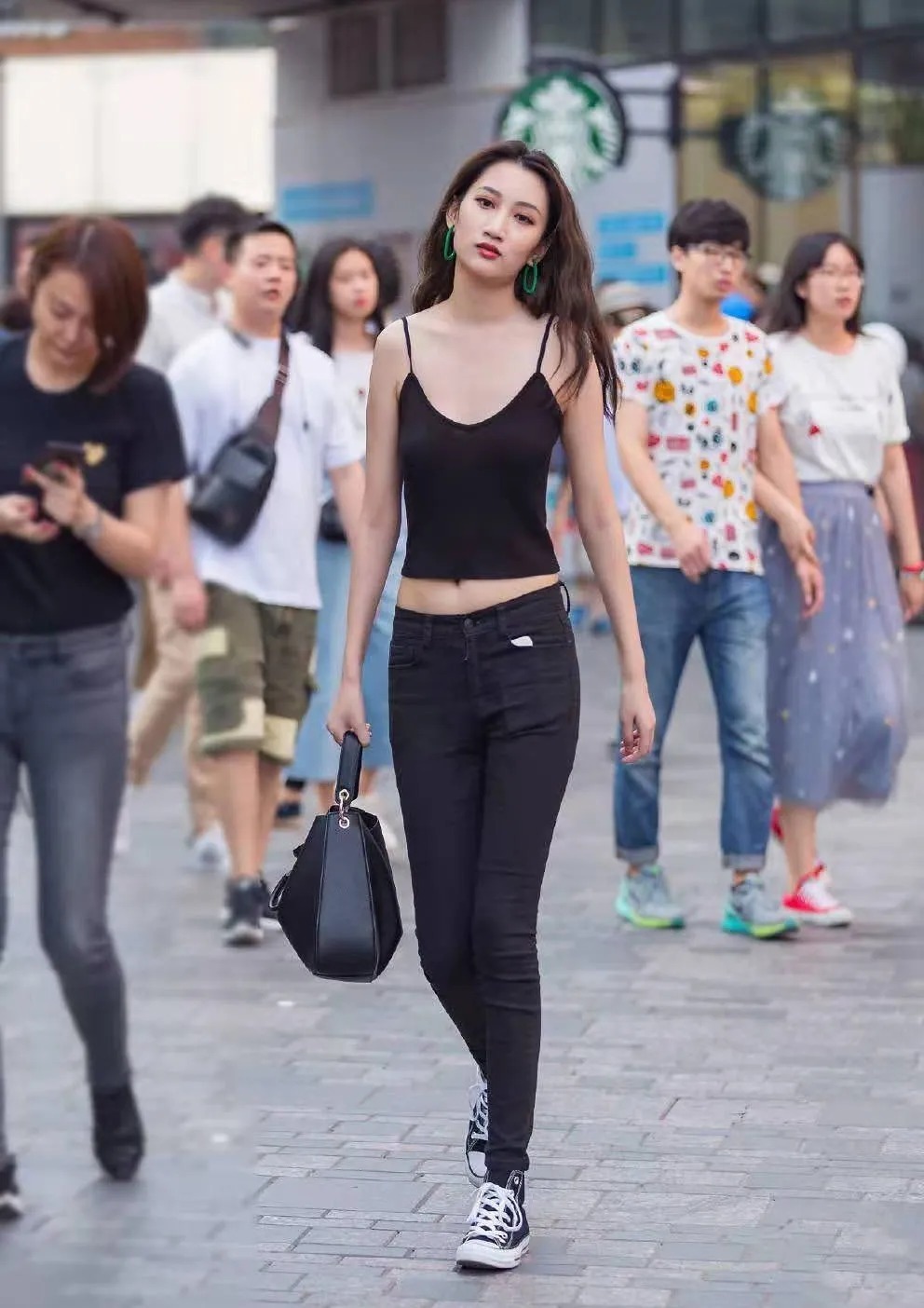 出街这样穿最亮眼,吊带背心+高腰小脚裤,简单随性又显青春活力