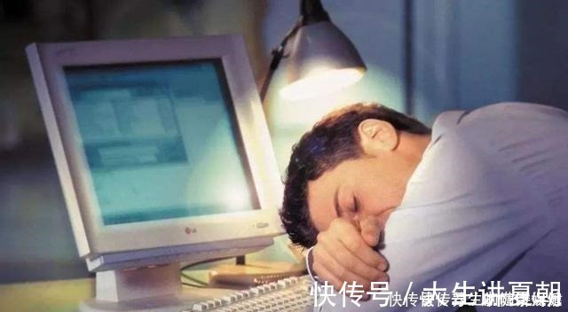 家庭教育|妈妈穿外卖服接孩子,回家后孩子泪崩妈,你为什么不替我想想!