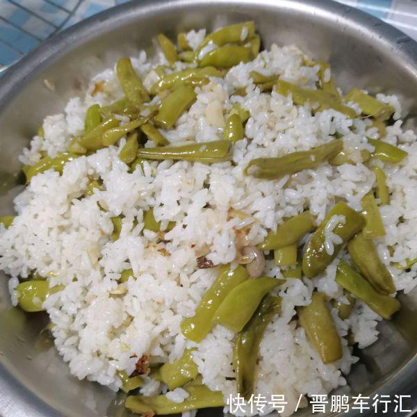四季豆焖饭|方便简单家常菜四季豆焖饭，让你吃了还想吃