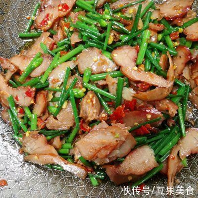 简单快手又下饭的韭花炒腊鸡肉,吃起来那叫一个香