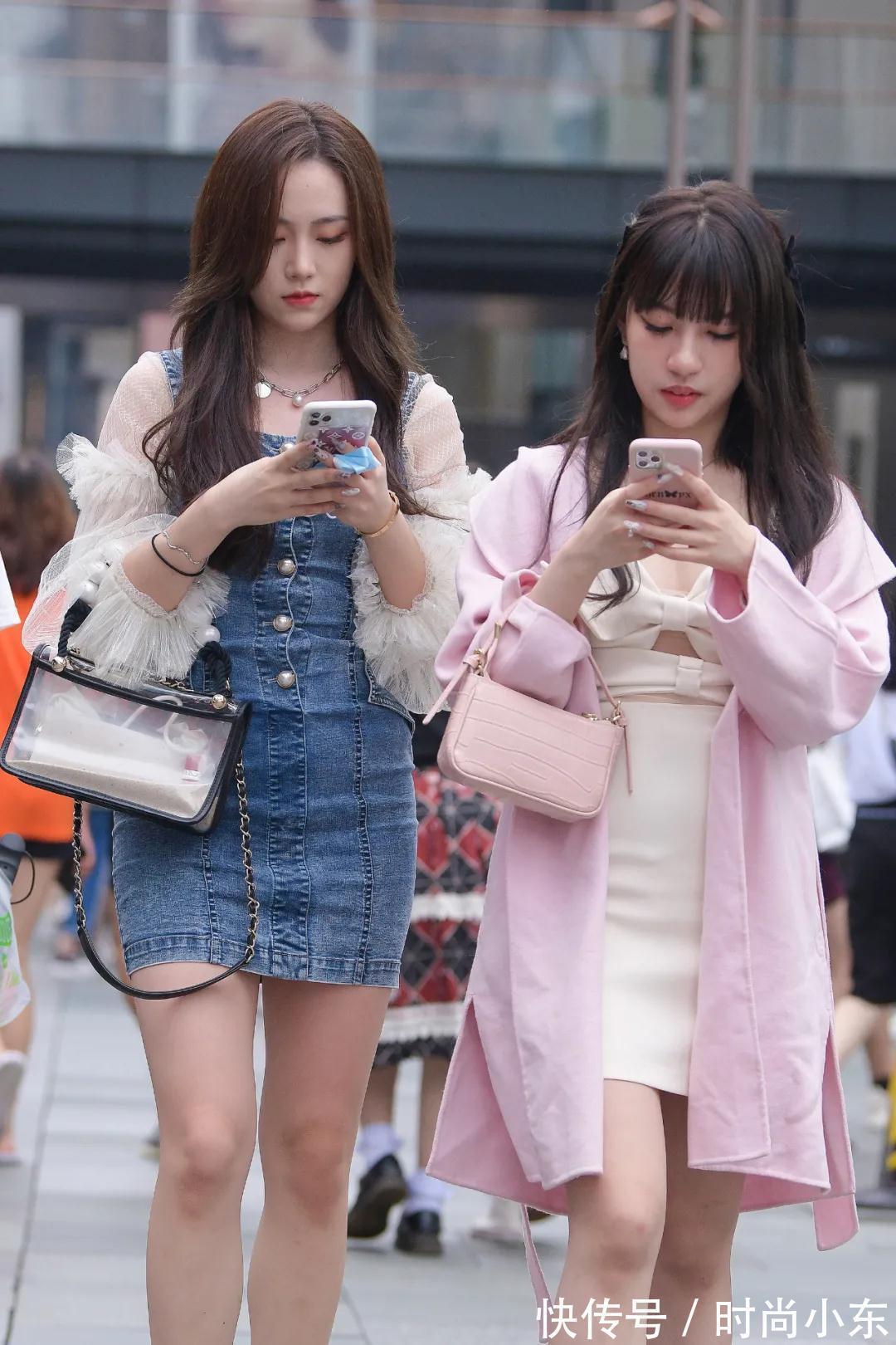 美女 高跟牛仔裙小美女,聚精会神看手机