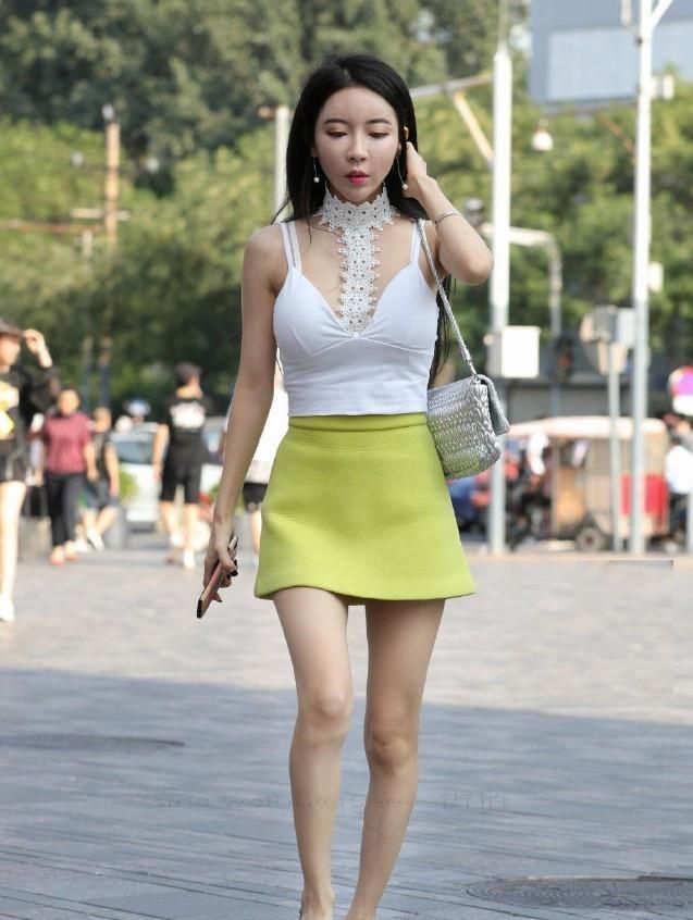 街拍:短发美女身穿蓝色碎花连衣裙,肤白貌美,很是吸睛