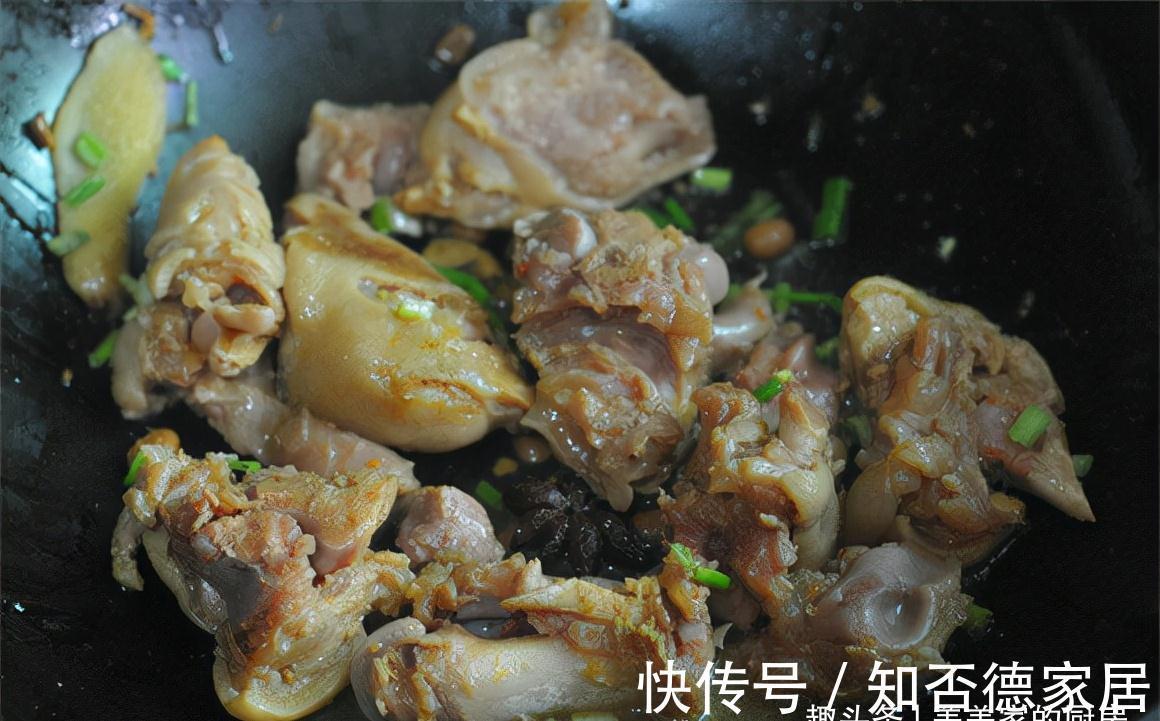 烧排骨|男人们最爱的一道菜，加水一焖就好，香软细嫩，天气越冷越馋它！