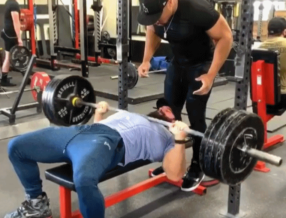 小力王|身高191公分的肌肉男，被誉为“健身界的小力王”，手臂力量强大