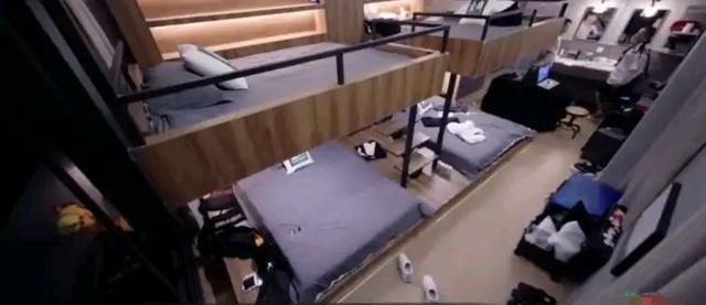 GAI和陳小春節(jié)目中鬧不和陳小春冷臉說抱歉，GAI遭網(wǎng)友質(zhì)問