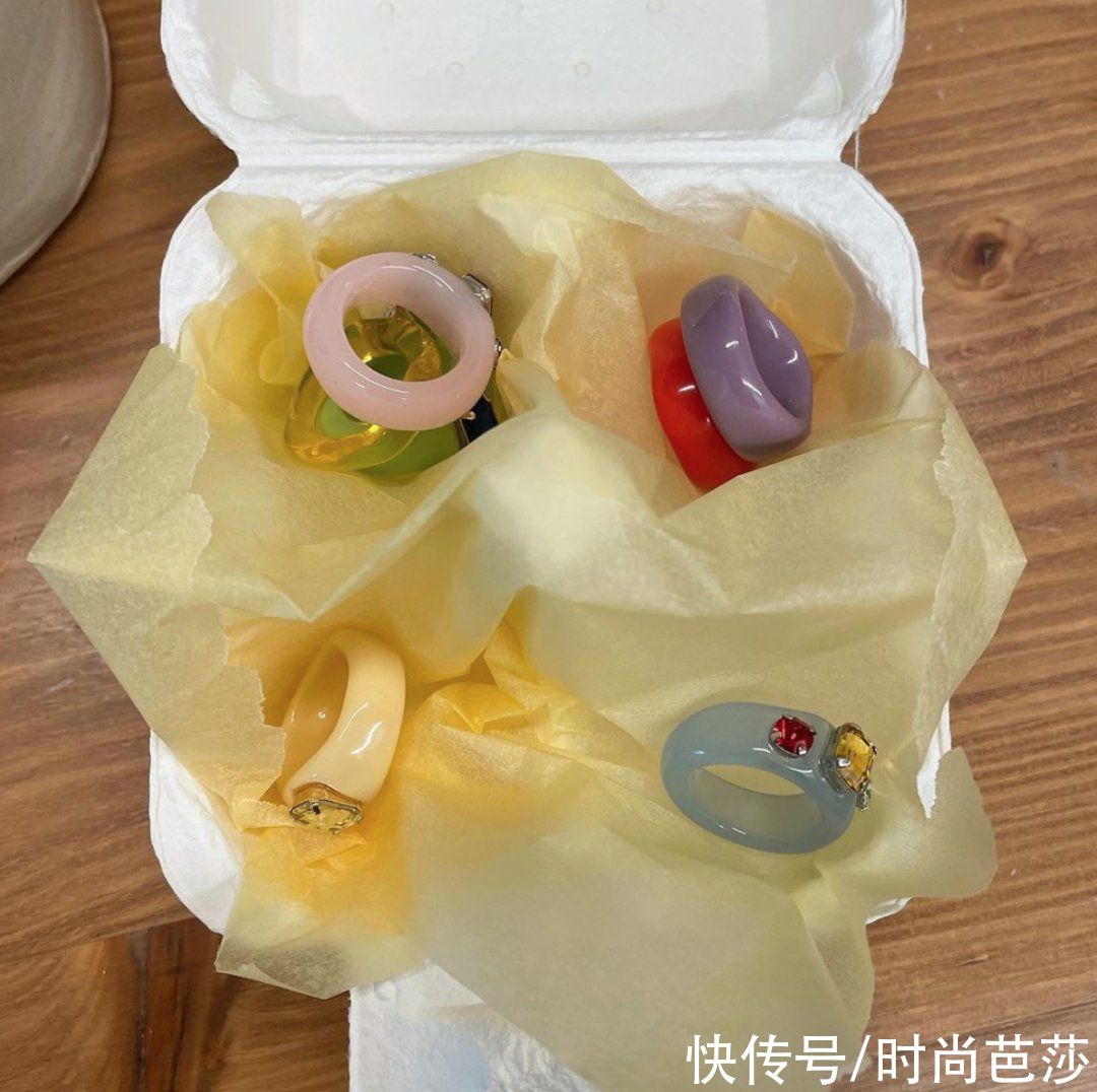 看到Jennie晒手上的戒指，终于找到原因了