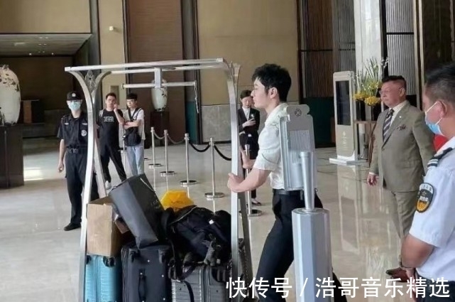 周也|中餐廳最新路透,姚安娜多看龔俊一眼都被罵,節(jié)目未播就遭受網(wǎng)暴