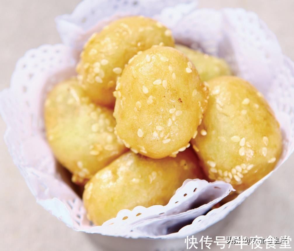 叉烧口味的土豆球跟我这样做,色泽金黄味道甜香,一口一个吃不够