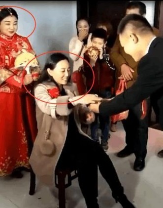 逆龄 “最年轻丈母娘”走红,新郎成人生赢家,新娘却全程尴尬