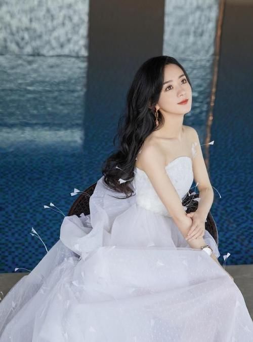 少女|美女姐姐穿白色长裙，宛如18岁少女，颜值和造型都达到巅峰