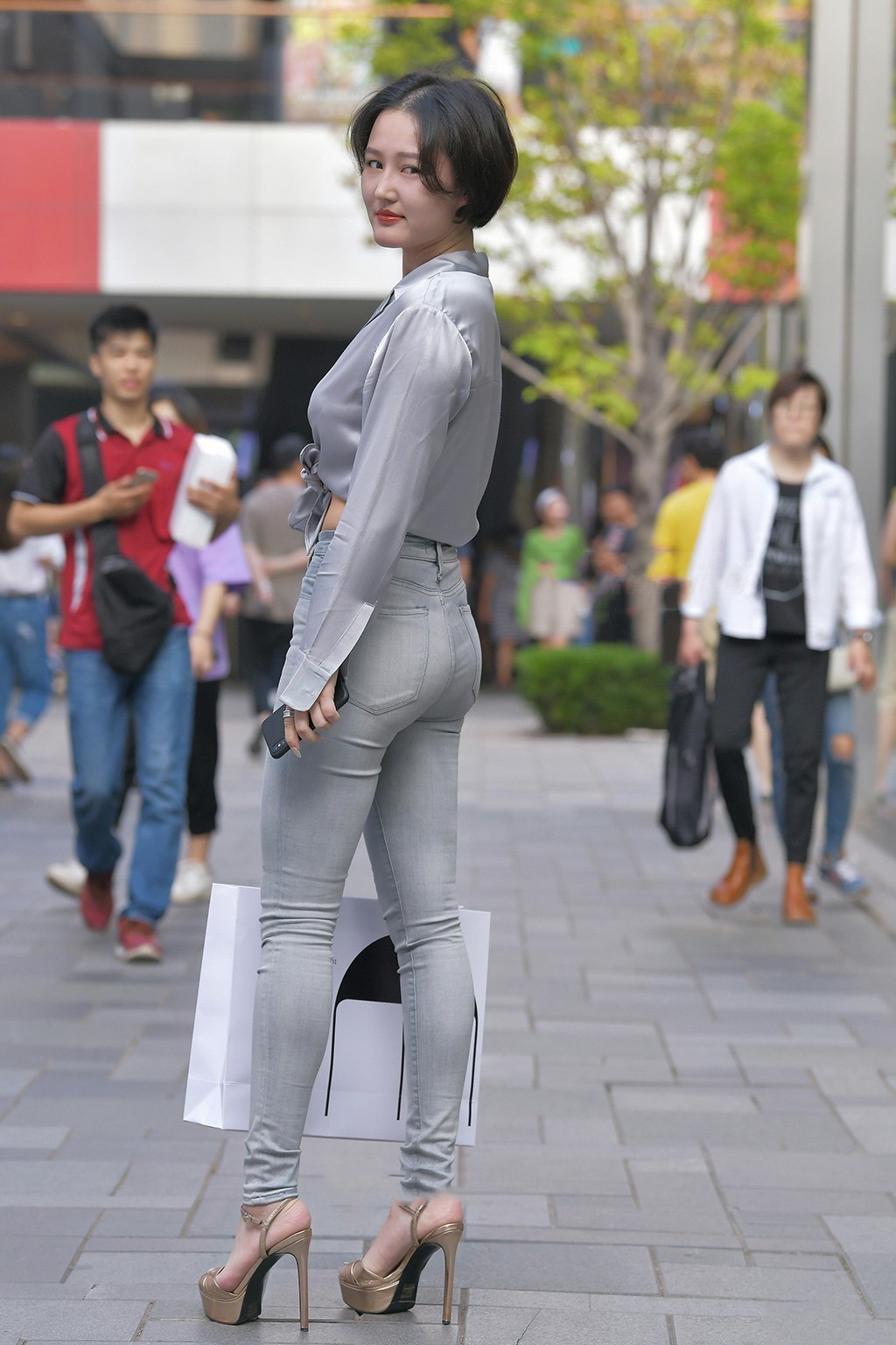 满满|灰色“绸缎”衬衣也能穿出时尚感, 未来元素满满, 休闲感十足!