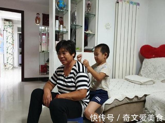 爷爷|“土豪爷爷”火了,推3个孙子出门回头率超高,网友:这车太拉风