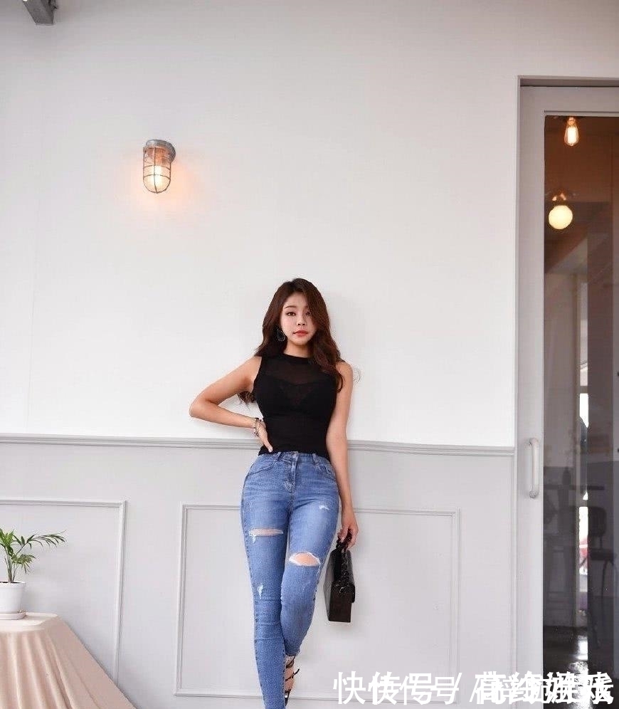 大长腿 紧身牛仔裤具有良好的修身显瘦效果,爱美女性的必备