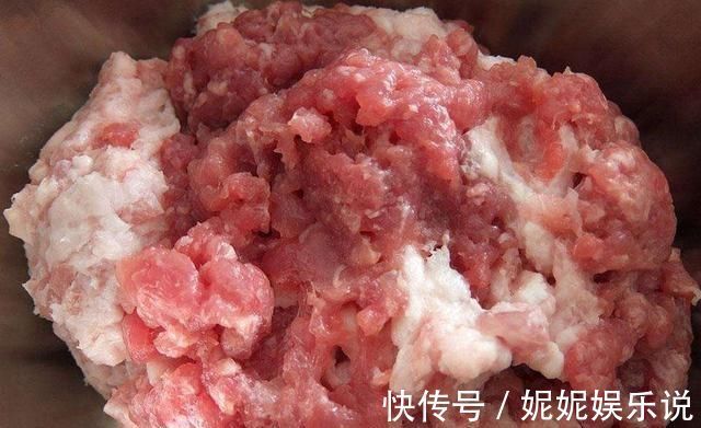 猪肉|拌猪肉饺子馅时，加点“这种水”，饺子馅鲜嫩多汁，饺子更可口
