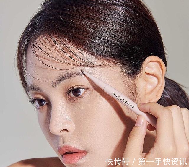 化妆|8个新手实用化妆技巧详解!遮瑕零色差&不卡纹,画出无瑕底妆